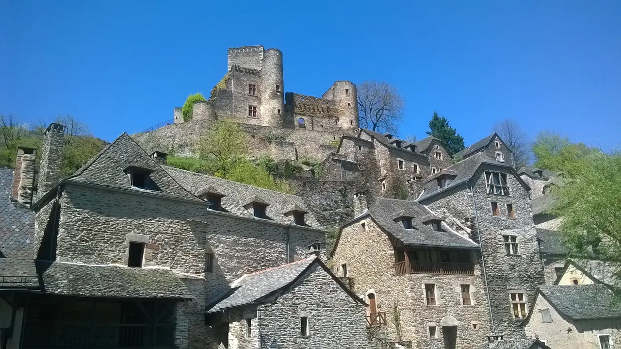 Les toits de lauze de Belcastel et la vallée