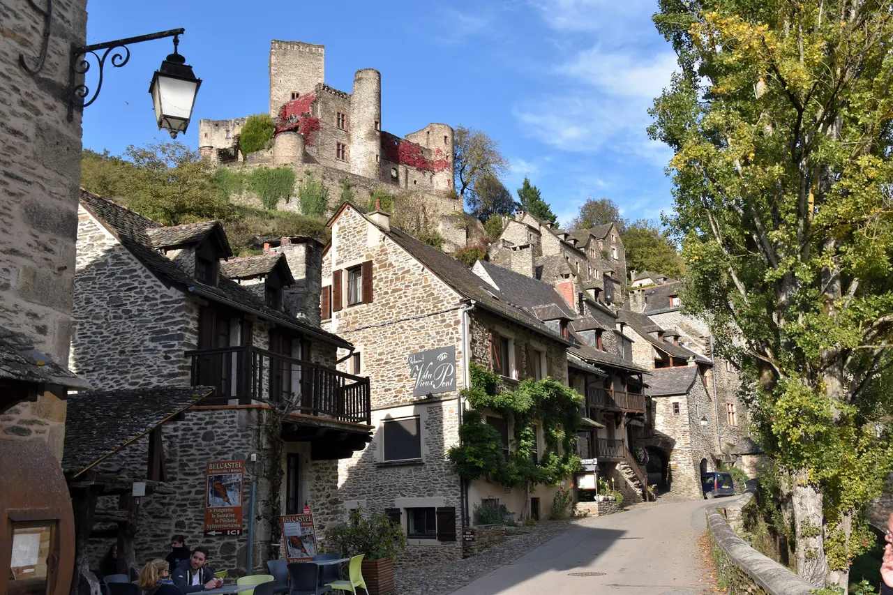 La rue principale de Belcastel, dominée par le château