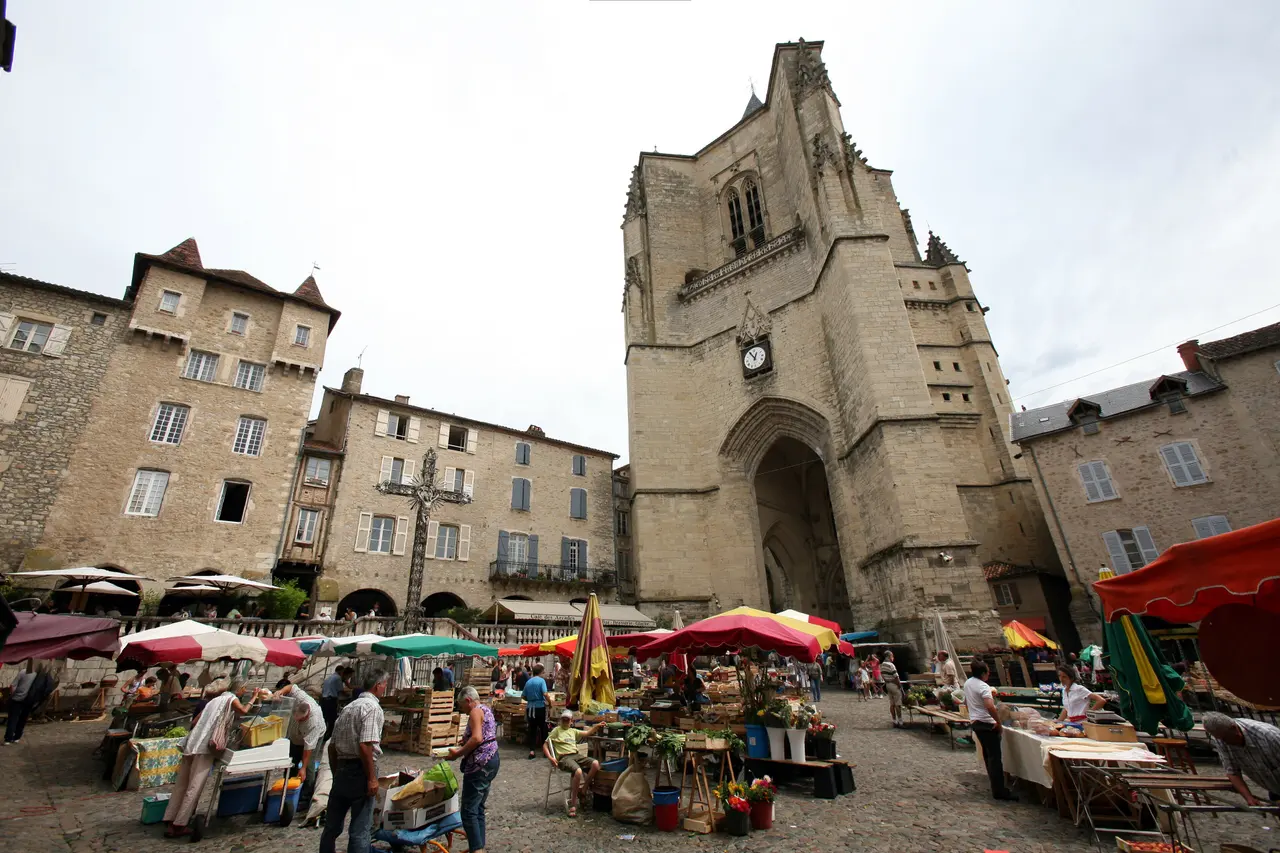 Le marché de Villefranche-de-Rouergue, place Notre-Dame