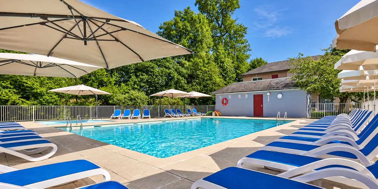 La piscine extérieure chauffée du Hameau du Lac