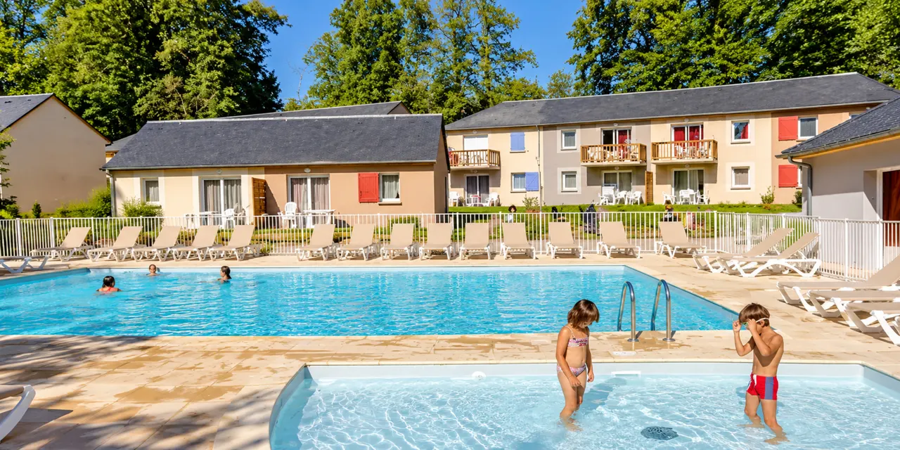 Le bord de la piscine et les espaces verts